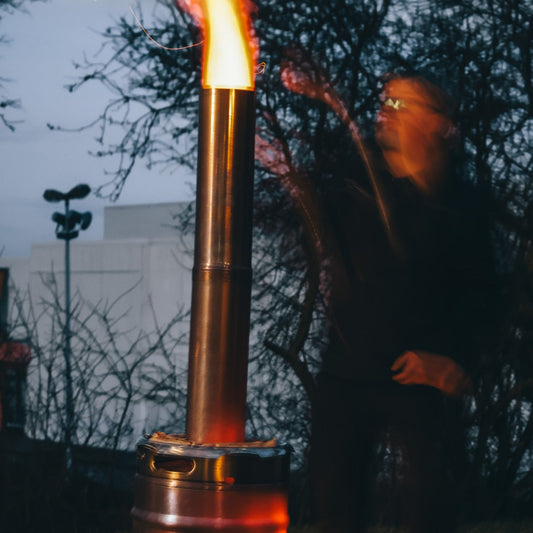 Die bierbomb® brennt – Flamme schlägt aus dem aufgesetzten Rohr, der Kamin zieht