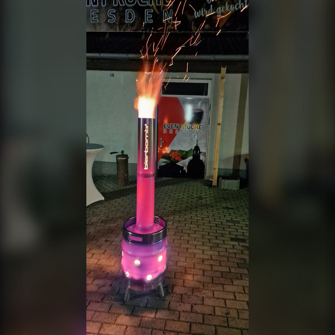 bierbomb® in voller Höhe mit Flamme und Funkenflug – die Wärme steigt über Kopfhöhe auf
