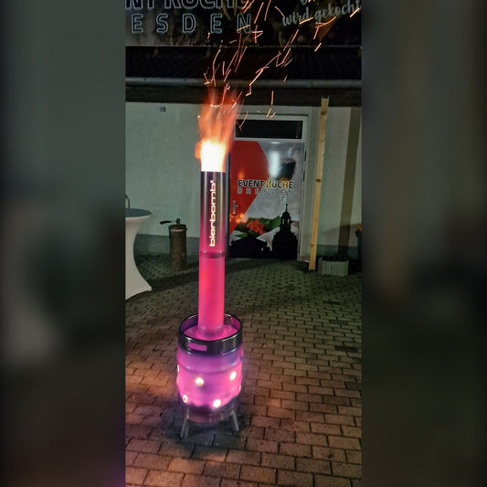 bierbomb® in voller Höhe mit Flamme und Funkenflug – die Wärme steigt über Kopfhöhe auf