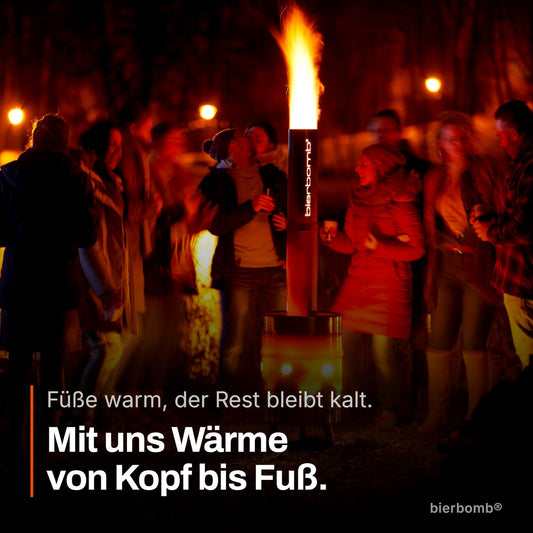 Gruppe in der Dämmerung um die brennende bierbomb® – Füße warm, der Rest bleibt kalt gilt hier nicht