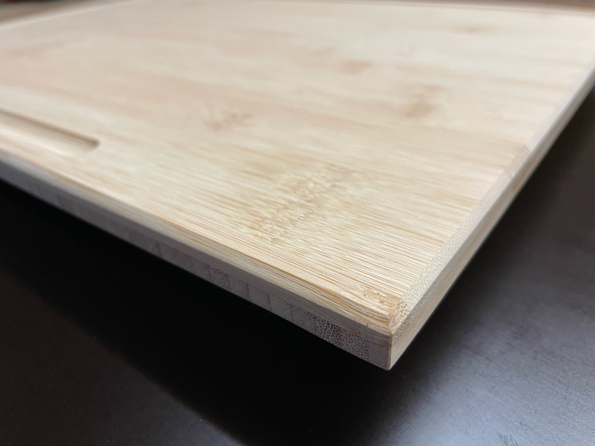 Schneidbrett aus Esche, rustikales Holzbrett, handgefertigtes Küchenaccessoire, edles Küchenbrett, nachhaltige Handwerkskunst