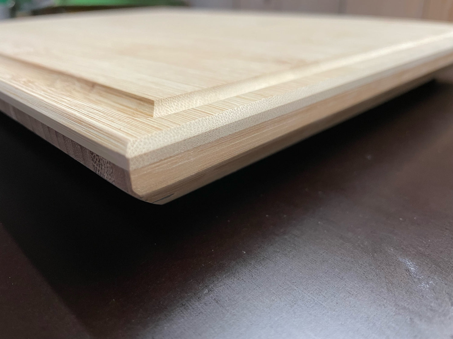 Schneidbrett aus Esche, rustikales Holzbrett, handgefertigtes Küchenaccessoire, edles Küchenbrett, nachhaltige Handwerkskunst