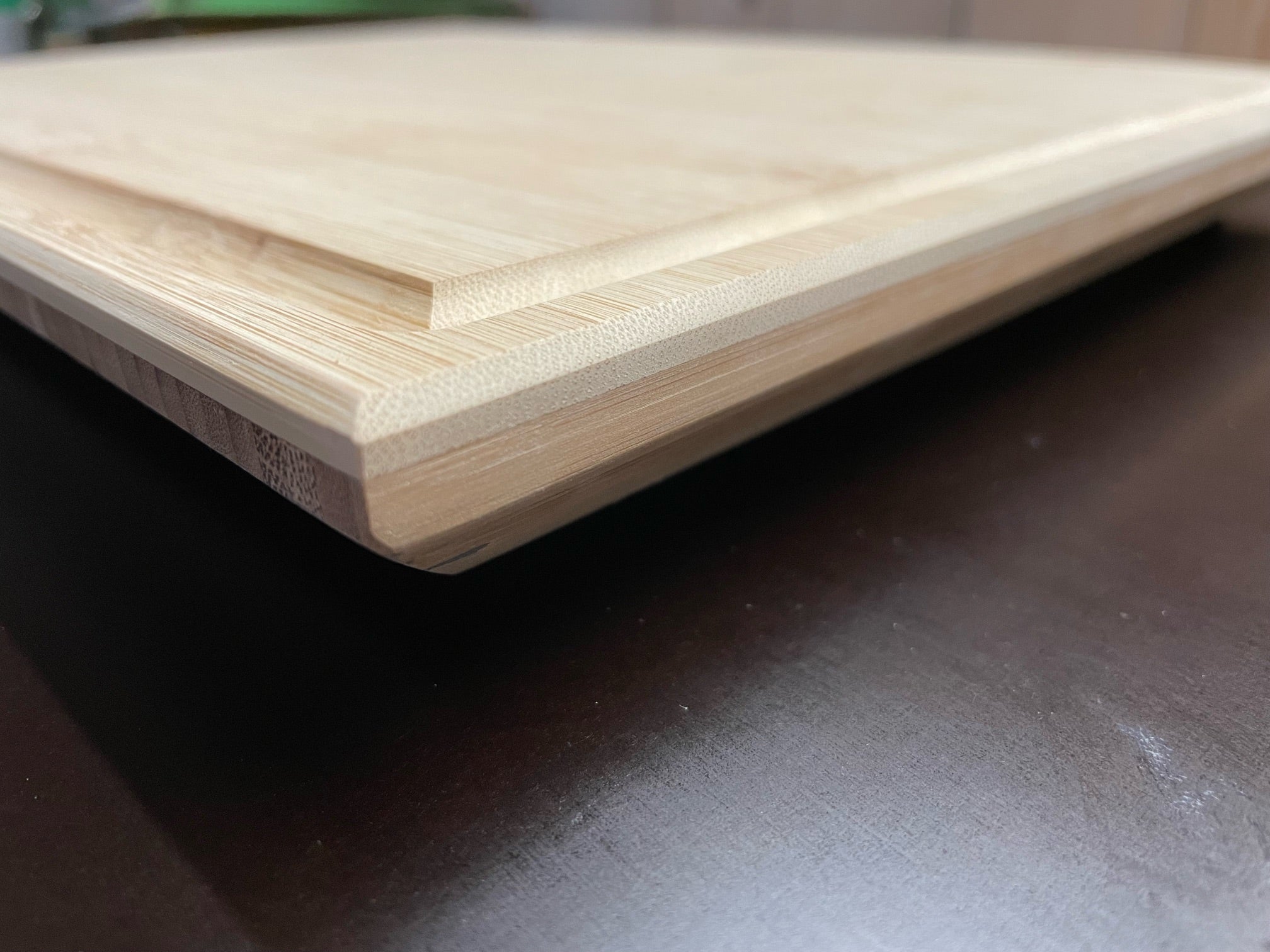 Schneidbrett aus Esche, rustikales Holzbrett, handgefertigtes Küchenaccessoire, edles Küchenbrett, nachhaltige Handwerkskunst