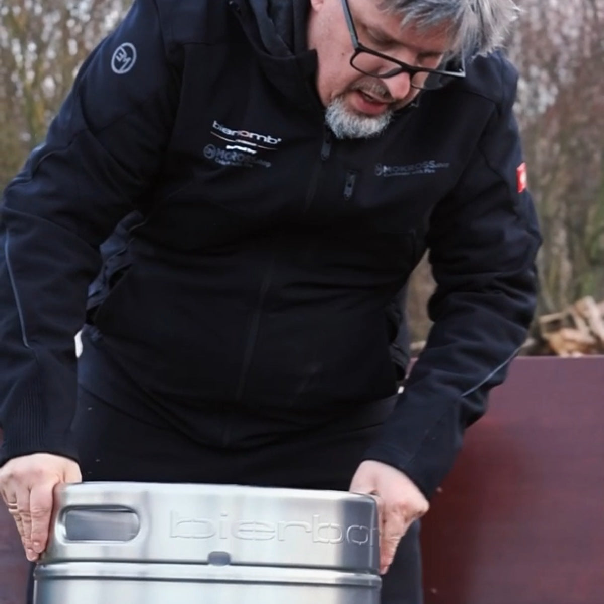 Enrico Mokross setzt das Edelstahlfass der bierbomb ab - Aufbau ohne Werkzeug