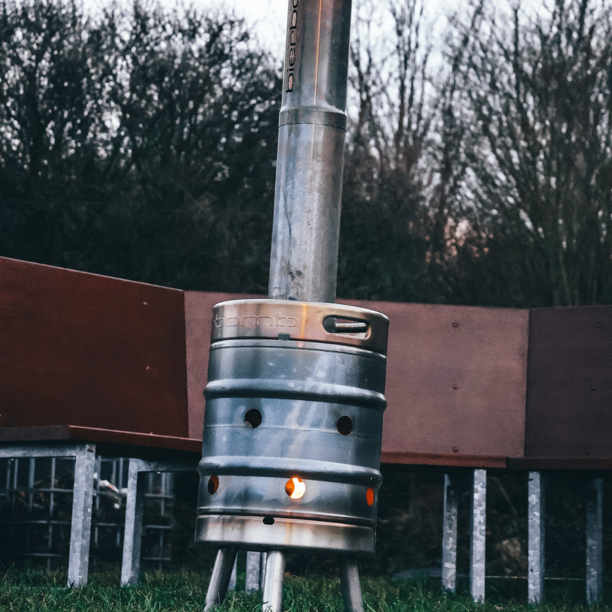 Die bierbomb steht auf unversehrtem Rasen - keine Brandstelle, keine verkohlte Feuerschale